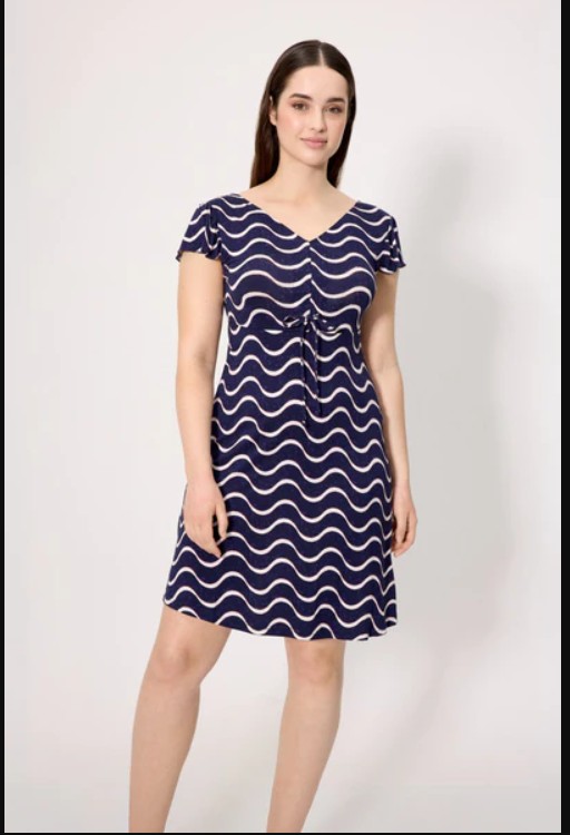 Abito YSABEL MORA a maniche corte, lungo fino al ginocchio. Design comodo ed elegante in tessuto di viscosa elasticizzata, un materiale morbido, fresco e leggero, ideale per l'estate.