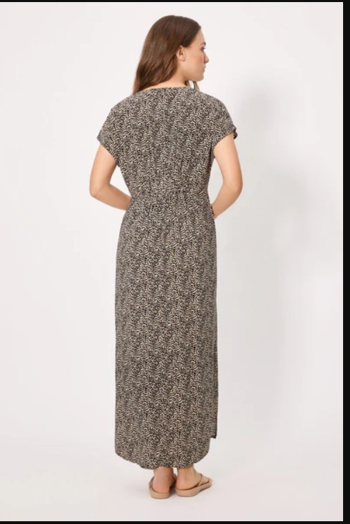 Abito lungo YSABEL MORA. Modello a maniche corte in viscosa, un tessuto morbido, fresco e leggero, ideale per l'estate. Perfetto per un look sofisticato al tramonto in spiaggia.