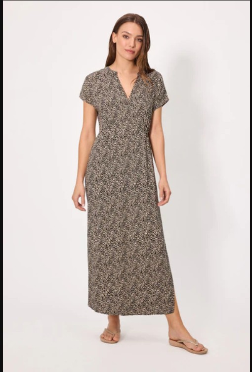 Abito lungo YSABEL MORA. Modello a maniche corte in viscosa, un tessuto morbido, fresco e leggero, ideale per l'estate. Perfetto per un look sofisticato al tramonto in spiaggia.