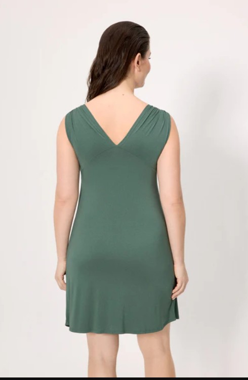 Abito donna YSABEL MORA estivo, lunghezza al ginocchio. Realizzato in tessuto di viscosa, un materiale morbido, fresco e leggero, ideale per l'estate.