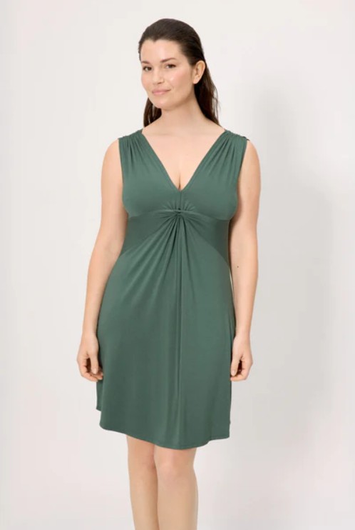 Abito donna YSABEL MORA estivo, lunghezza al ginocchio. Realizzato in tessuto di viscosa, un materiale morbido, fresco e leggero, ideale per l'estate.