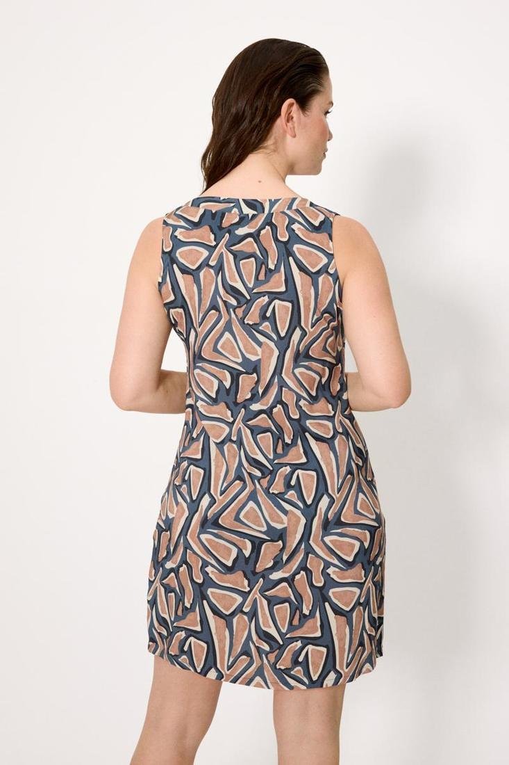 Abito YSABEL MORA estivo essenziale. Un capo leggero e fresco disponibile in taglie fino alla XXL. Il suo design fluido è ideale per le giornate di sole, offrendo comfort assoluto e proprietà di asciugatura rapida, ideale da indossare sopra il costume da bagno.
