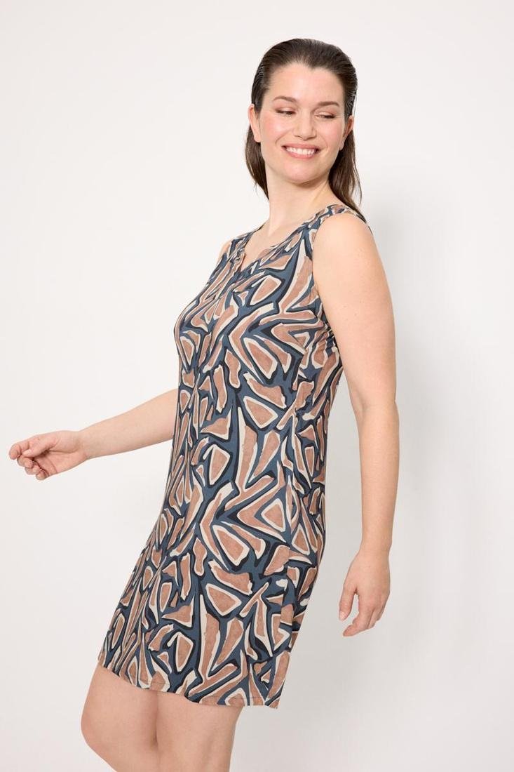 Abito YSABEL MORA estivo essenziale. Un capo leggero e fresco disponibile in taglie fino alla XXL. Il suo design fluido è ideale per le giornate di sole, offrendo comfort assoluto e proprietà di asciugatura rapida, ideale da indossare sopra il costume da bagno.