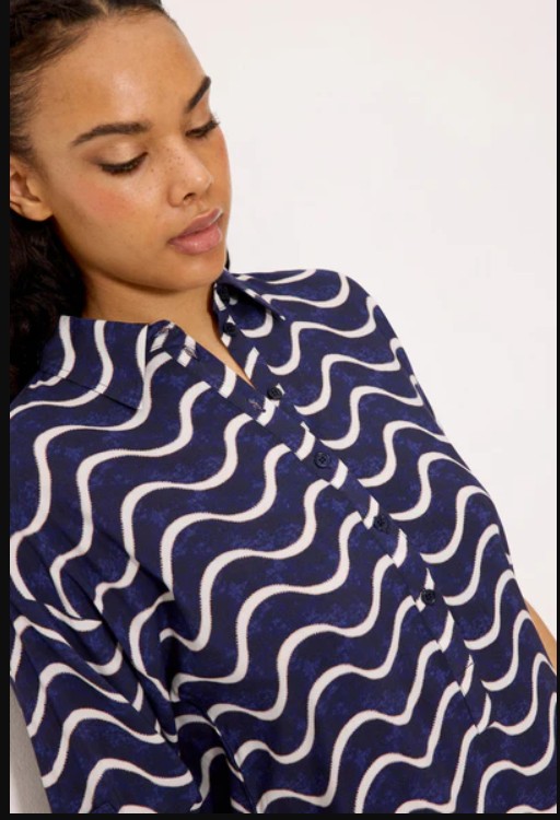 Camicia donna YSABEL MORA lunga fino al ginocchio. Utilizzabile come camicia o come abito. Capo fluido in viscosa, un tessuto morbido, fresco e leggero, ideale per l'estate. Pensata per le rilassanti giornate estive.