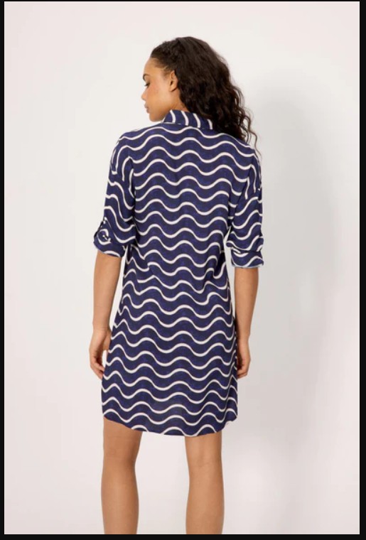 Camicia donna YSABEL MORA lunga fino al ginocchio. Utilizzabile come camicia o come abito. Capo fluido in viscosa, un tessuto morbido, fresco e leggero, ideale per l'estate. Pensata per le rilassanti giornate estive.