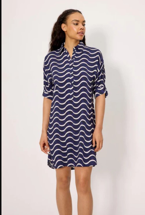 Camicia donna YSABEL MORA lunga fino al ginocchio. Utilizzabile come camicia o come abito. Capo fluido in viscosa, un tessuto morbido, fresco e leggero, ideale per l'estate. Pensata per le rilassanti giornate estive.