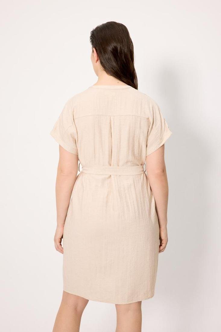Abito YSABEL MORA in misto lino. Offre la traspirabilità superiore del lino con la fluidità della viscosa. Stile camicia, versatile per ogni occasione estiva.