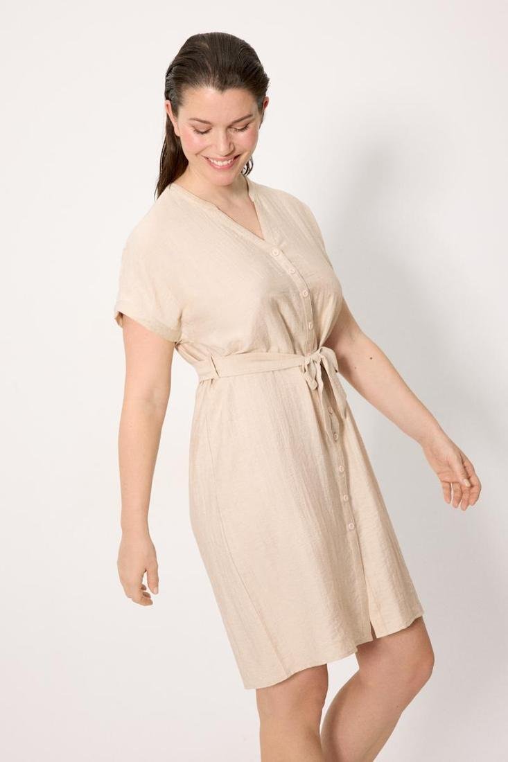 Abito YSABEL MORA in misto lino. Offre la traspirabilità superiore del lino con la fluidità della viscosa. Stile camicia, versatile per ogni occasione estiva.