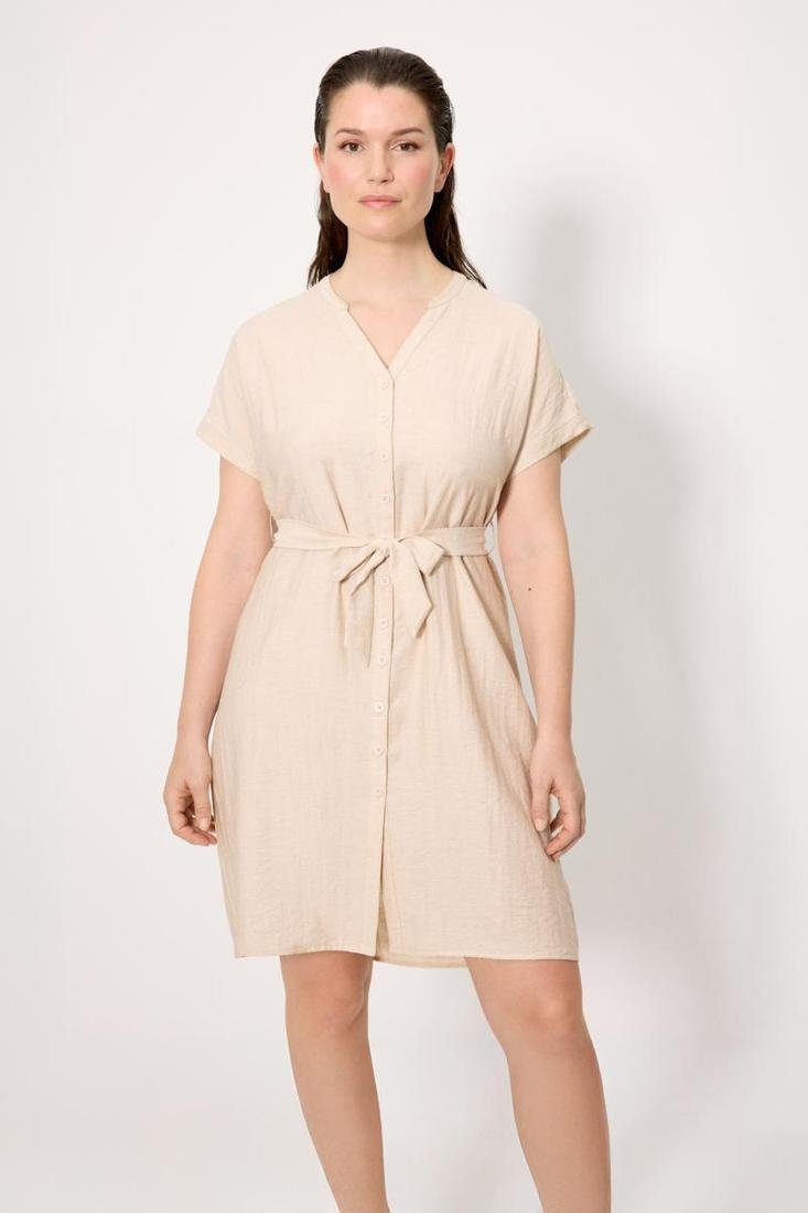 Abito YSABEL MORA in misto lino. Offre la traspirabilità superiore del lino con la fluidità della viscosa. Stile camicia, versatile per ogni occasione estiva.