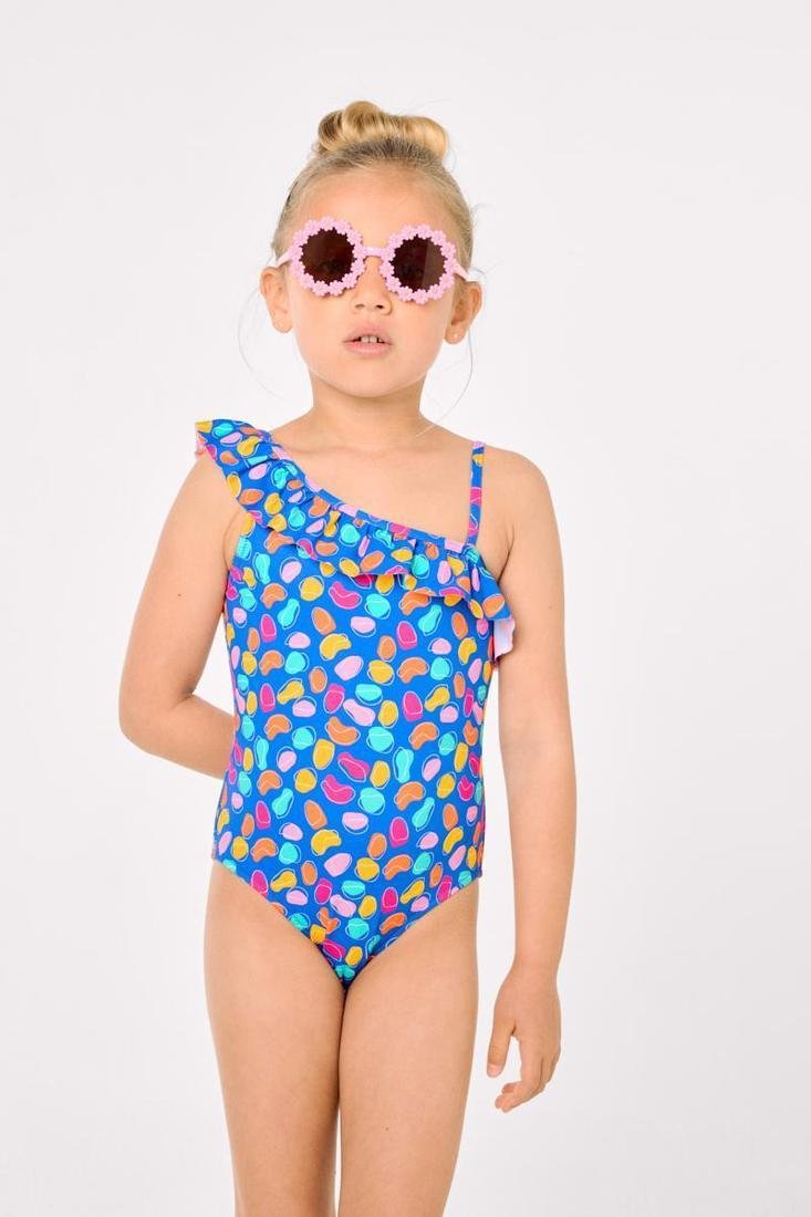 Costume da bagno bimba YSABEL MORA asimmetrico con stampa multicolore a forma organica. Presenta un volant obliquo che va dalla spalla alla schiena.