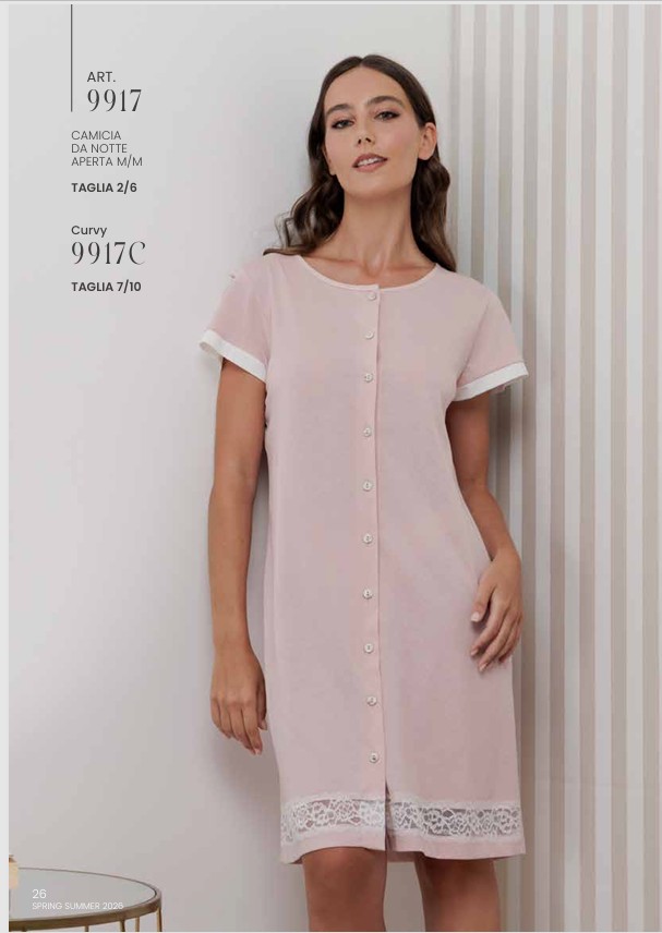 Camicia da notte clinica mezza manica ANDRA, tessuto 100% cotone jersey stampato, morbido ma soprattutto fresco, un capo speciale anche nelle forme e nei tagli costruiti alla perfezione, capo per chi vuole il massimo su tessuti e vestibilità. Nota bene i riporti in pizzo.