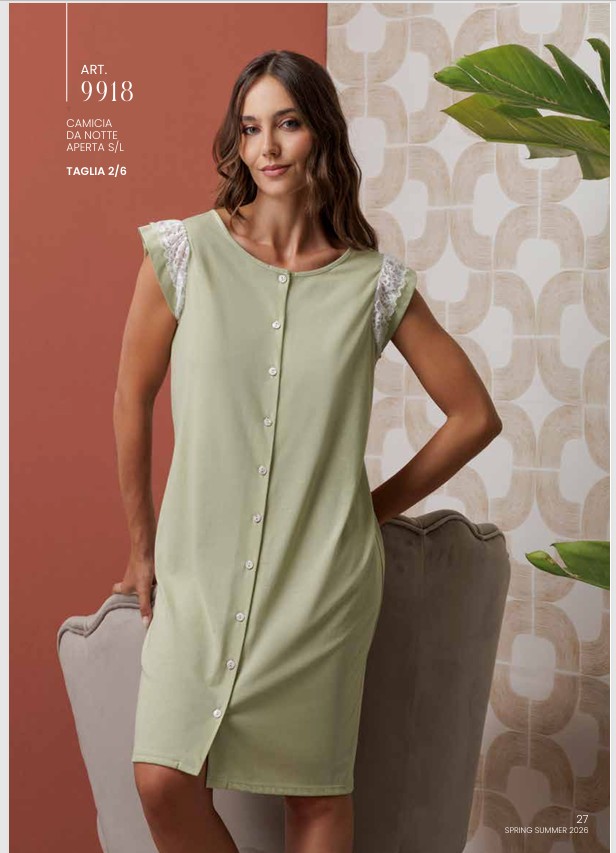 Camicia da notte clinica mezza manica ANDRA, tessuto 100% cotone jersey stampato, morbido ma soprattutto fresco, un capo speciale anche nelle forme e nei tagli costruiti alla perfezione, capo per chi vuole il massimo su tessuti e vestibilità. Nota bene i riporti in pizzo.