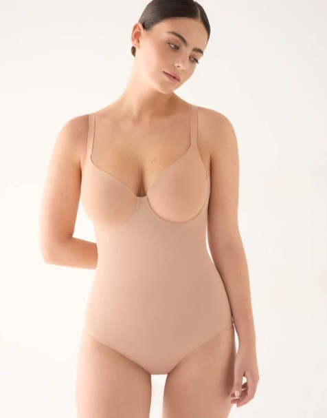 Body YSABEL MORA, linea nomarks control unisce tecnologia ed efficienza per rimodellare la tua silhouette in modo naturale. Disponibile in coppa C e D. Controllo mirato: Corpetto in doppio tulle traspirante che definisce comodamente vita e addome. Invisibilità a 360°: Schiena invisibile senza chiusura e finiture termofissate che snelliscono la figura. Dettagli extra: Spalline larghe per un maggiore sostegno e coppe morbide e avvolgenti.