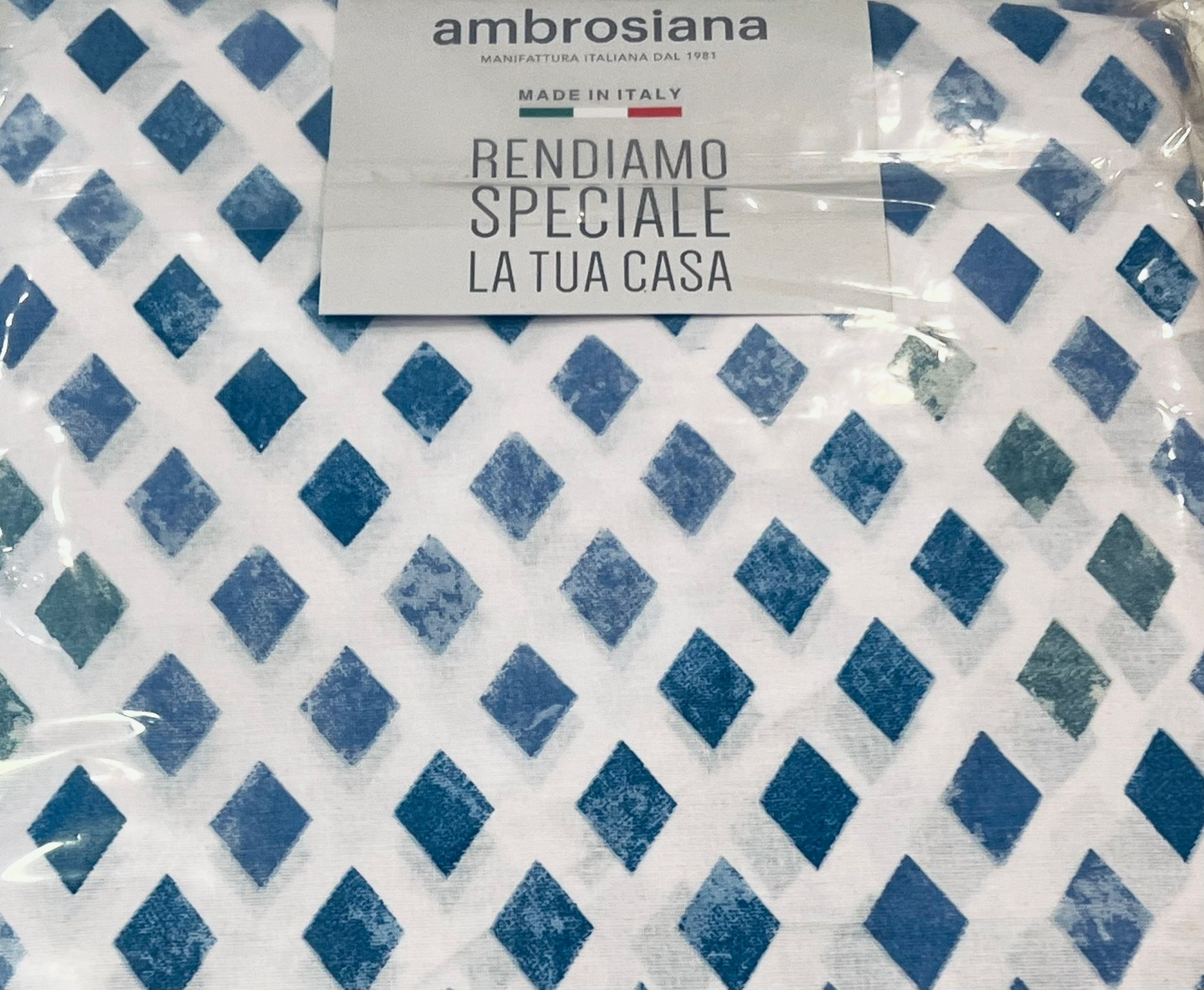 Completo lenzuola una piazza e mezza AMBROSIANA, una delle migliori linee presenti, tessuto 100% cotone. made in italy misure: sopra 180×290 – sotto 130×195 con angoli di 25 cm – 1 federa 52×82