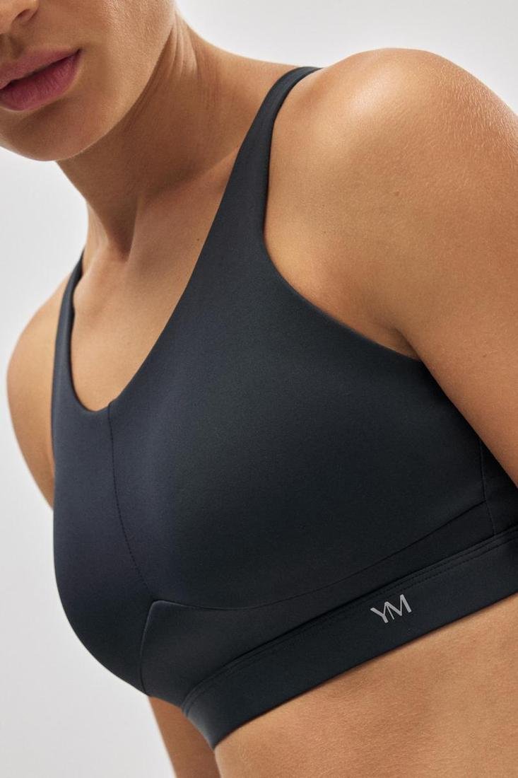 Reggiseno YSABEL MORA sportivo ad alto impatto. Collezione Compressive Questo reggiseno sportivo è stato progettato per offrire il massimo supporto durante gli allenamenti ad alta intensità. La sua struttura tecnica, insieme ai dettagli regolabili, offre una vestibilità personalizzata e sicura ogni volta.