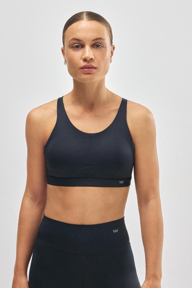 Reggiseno YSABEL MORA sportivo ad alto impatto. Collezione Compressive Questo reggiseno sportivo è stato progettato per offrire il massimo supporto durante gli allenamenti ad alta intensità. La sua struttura tecnica, insieme ai dettagli regolabili, offre una vestibilità personalizzata e sicura ogni volta.