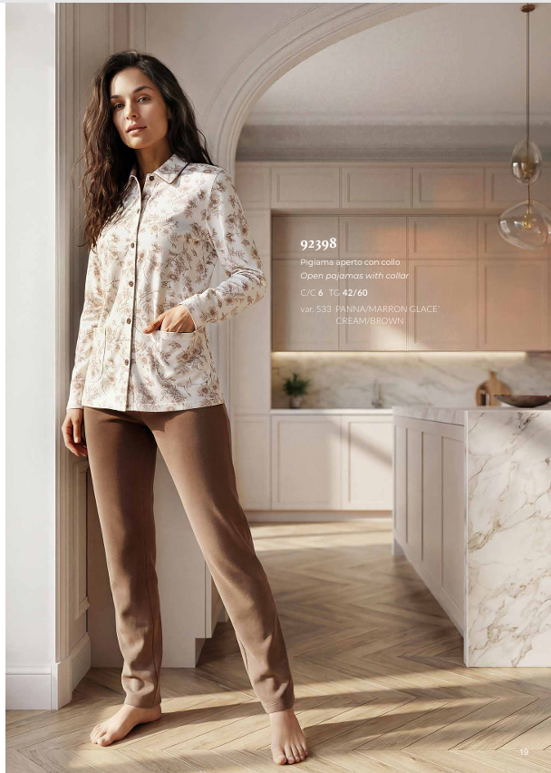 Pigiama donna LINCLALOR con maglia abbottonata sul davanti con particolare scollo taglio uomo un prodotto di altissima qualità con uno stile unico ed inconfondibile, solo per chi vuole il meglio su tessuti, forme e vestibilità, capo in caldo cotone con manica lunga e pantalone lungo. disponibile in colore azzurro polvere e panna